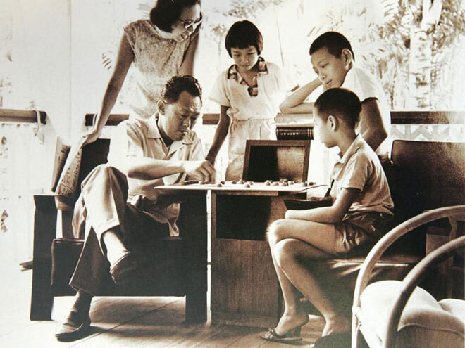Khi trở thành Thủ tướng Singapore, ông Lý Quang Diệu và vợ muốn 3 con học cách tự lập, đứng trên đôi chân của chính mình. Vì vậy, họ quyết định không sống trong khu vực dành cho giới chính khách để các con không bị ảnh hưởng chính trị.