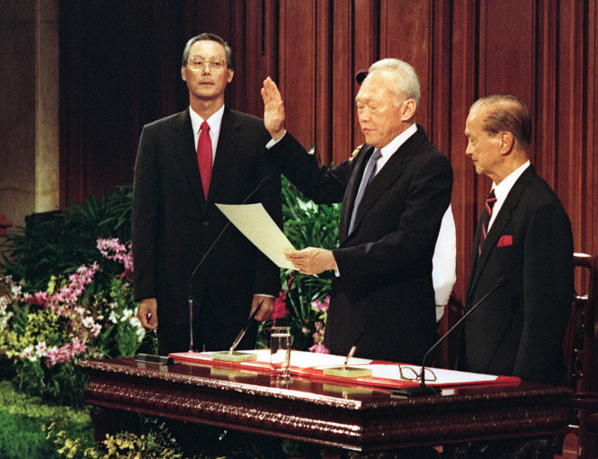 Đến ngày 28/11/1990, ông Lý Quang Diệu rời ghế Thủ tướng Singapore. Người kế nhiệm ông là phó Thủ tướng Ngô Tác Đống. Sau đó, ông Lý Quang Diệu giữ chức Bộ trưởng Cao cấp trong nội các. Ông làm công việc này tới năm 2004.