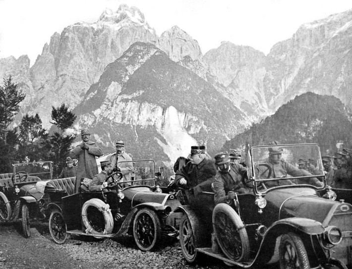 Trong Thế chiến 1, cuộc chiến giữa Italy với Áo - Hung là một trong những cuộc xung đột ác liệt nhất. Nhiều cuộc chiến giữa 2 bên diễn ra tại khu vực vùng núi cao hiểm trở. Theo đó, tại một số nơi, xe cộ có thể di chuyển được. Trong ảnh là một số chỉ huy quân đội Italy tại khu vực dãy núi Alps năm 1915.