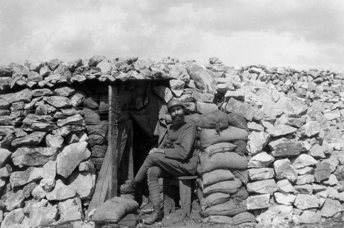 Người lính Italy ngồi nghỉ ngơi bên ngoài một boong ke trên núi năm 1916.