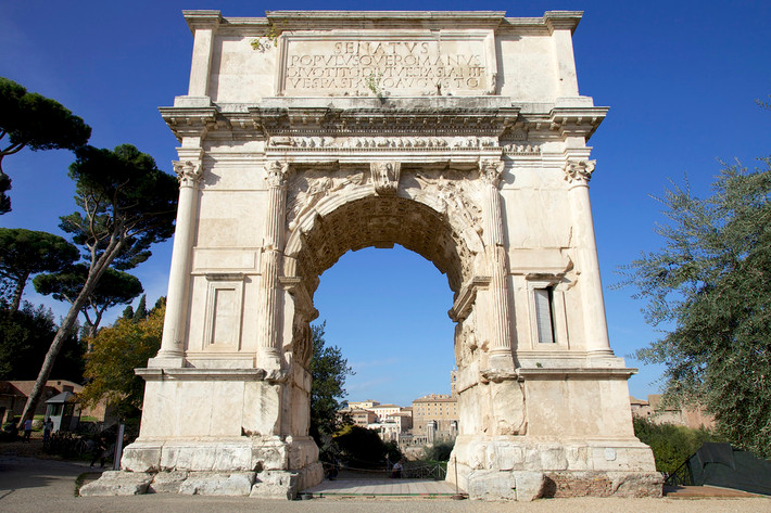 Hoàng đế Domitian cho xây dựng Khải hoàn môn Titus để kỷ niệm chiến thắng của anh trai và cũng là ông hoàng La Mã quá cố Titus trong cuộc chiến với Jerusalem.