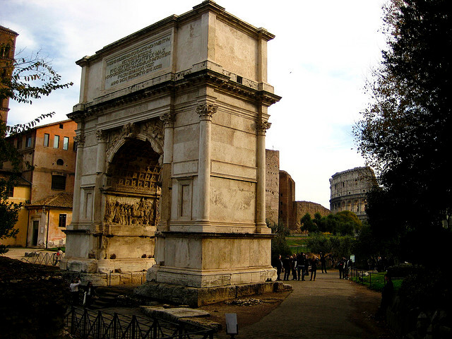 Khải hoàn môn Titus tọa lạc tại Rome, Italy là một trong những kỳ quan kiến trúc của đế chế La Mã tồn tại đến ngày nay. Công trình được xây dựng trong năm 82 sau công nguyên.