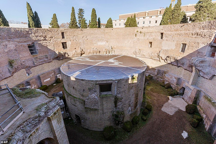 Kinh phí trùng tu lăng mộ của hoàng đế Augustus do thành phố Rome, Bộ Văn hóa Italy và công ty điện thoại TIM tài trợ.