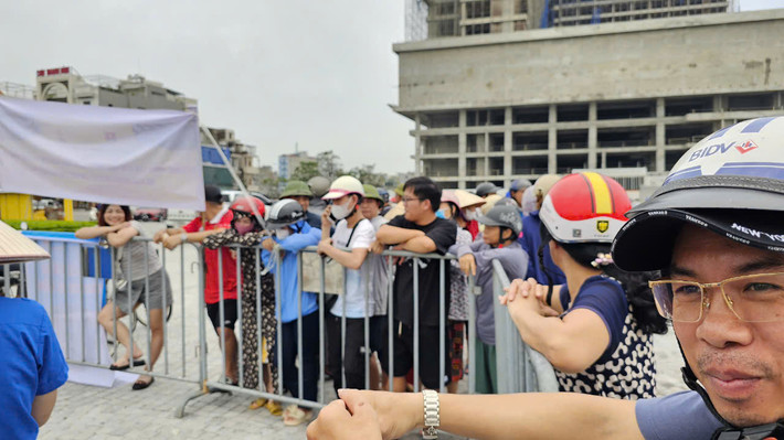 Dù phải chờ lâu nhưng ai cũng muốn đợi để có thể hỗ trợ những người nuôi cá lồng vượt qua khó khăn do mưa, lũ. Đây là những hình ảnh đẹp thể hiện truyền thống tương thân tương ái, đùm bọc lẫn nhau vốn có của người Xứ Đông.