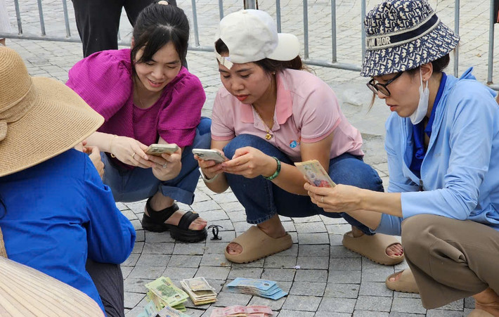 Số tiền thu được từ bán cá sẽ được gửi lại những người nuôi cá lồng.