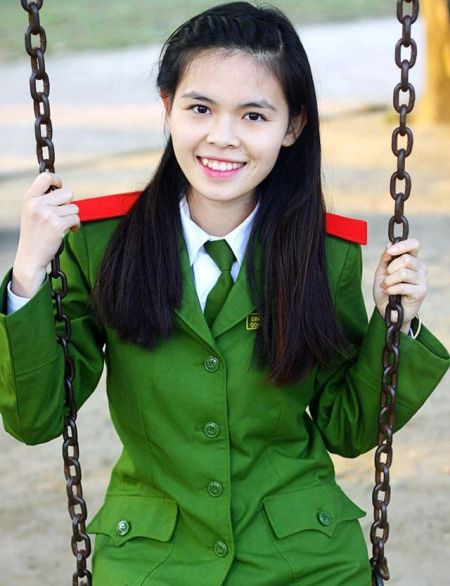 "Là 1 người con gái, bước chân vào môi trường rèn luyện vất vả và kỉ luật nề nếp, lúc đầu rất khó thích nghi nhưng sau 1 thời gian rèn luyện và học tập ở trường mình thấy trưởng thành hơn và học hỏi được rất nhiều điều. Mặc dù đi học xa nhà nhiều lúc rất tủi thân nhưng mình luôn tự nhủ phải cố gắng học tập rèn luyện thật tốt để không phụ lòng mong mỏi của gia đình và hoàn thành được ước mơ của mình", Ngọc chia sẻ.