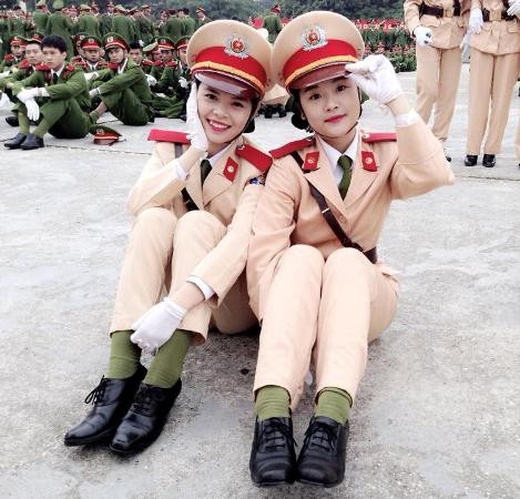 Ngọc Diệu - Hoàng Dung là đôi bạn thân cùng quê, học cùng lớp, cùng trường Cao đẳng Cảnh sát Nhân dân I. Với gương mặt xinh xắn, nụ cười rạng rỡ, đôi bạn nhận được nhiều lời khen từ bạn bè sau khi chia sẻ những bức hình chụp chung trong bộ quân phục ngành cảnh sát lên trang cá nhân.