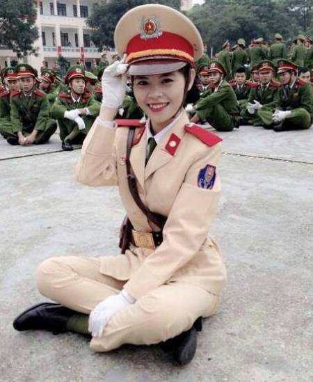 Đinh Thị Diệu Ngọc (1993) hiện học lớp b2c2k50 - Chuyên ngành Cảnh sát Giao thông - Cao đẳng Cảnh sát Nhân dân I. Cô bạn mong muốn sẽ hoàn thành tốt việc học tập của mình. Phấn đấu ra trường là 1 chiến sĩ cảnh sát nhân dân tốt. Từ nhỏ Ngọc đã yêu màu xanh áo lính, khi biết tin mình đậu vào trường, Ngọc cảm thấy tự hào và vui sướng khi được khoác lên mình bộ cảnh phục. Ước mơ là trở thành một chiến sĩ Cảnh sát Giao thông tài năng và đầy nhiệt huyết.