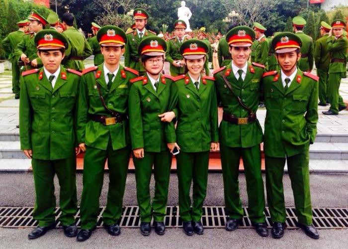 Hoàng Dung Cho biết cả hai gặp nhau và kết thân từ lúc nhập học tại trường, được phân học cùng lớp giao thông và ở cùng phòng với nhau, thậm chí ngủ cùng giường. Cả hai có quá nhiều điểm chung nên kết thân từ lúc nào không hay, hợp nhau từ tính cách, ăn uống...