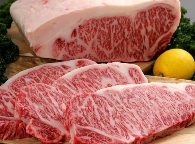Thưởng thức bò Kobe: Đây là một trong những món ăn siêu đắt, miếng thịt thăn cỡ 1,5 lạng có giá lên tới 90 USD. Bò Kobe có chế độ ăn và chăm sóc đặc biệt giúp thịt có vị ngon và độ mềm hiếm có. Ảnh: Bbqguru.huntspoint.com