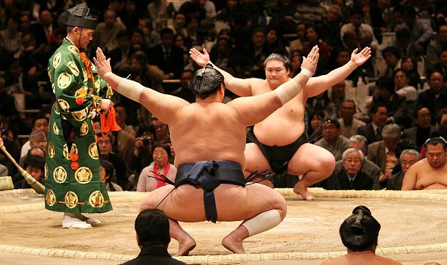 Xem thi đấu Sumo: Với 6 giải đấu mỗi năm được tổ chức khắp Tokyo, Osaka, Nagoya và Fukuoka, bạn sẽ dễ dàng được chiêm ngưỡng nét văn hóa độc đáo này của người Nhật. Ảnh: Japan-guide.com.
