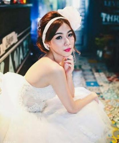 Cô bạn hoa khôi này có sở thích là ca hát, xem phim và mua sắm quần áo. Ngoài ra, cô bạn còn có sở trường là hát.