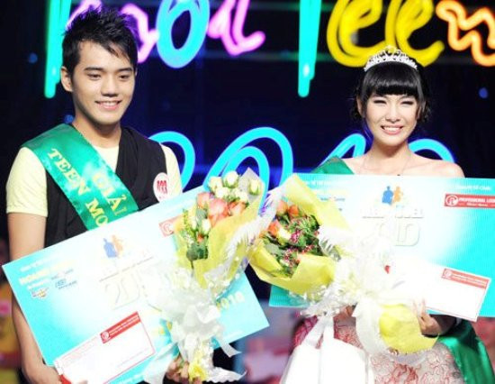 Ánh Tuyết từng đạt giải Miss Áo dài Nữ sinh phong cách Việt Nam 2012, giải đồng Teen Model 2010.