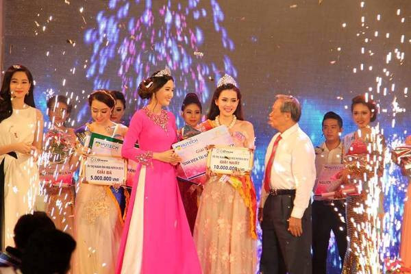 Vượt qua 23 thí sinh tranh tài tại vòng chung kết cuộc thi "Sinh viên HUTECH duyên dáng-tài năng" - Miss Hutech 2015, do Trường ĐH Công nghệ TP HCM tổ chức, Nguyễn Quỳnh Ánh Tuyết đã xuất sắc đoạt danh hiệu Hoa khôi.