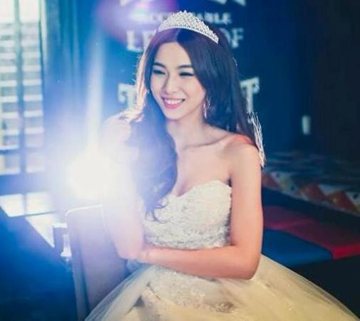 Cô bạn chia sẻ: "Khi biết mình đạt ngôi vị hoa khôi Tuyết rất vui và vô cùng hãnh diện. Ngày Tuyết đăng quang cũng chính là ngày kỉ niệm 20 năm thành lập trường, mình cảm thấy vinh hạnh hơn bao giờ hết".