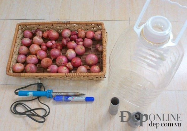 Chuẩn bị: Một can nhựa to 5l (loại đựng dầu ăn, nước rửa chén…); một dụng cụ hàn (nếu không có các bạn dùng một que sắt hay dao rồi hơ nóng); một đoạn ống nước, bút lông; hành tím, xơ dừa/mùn cưa/đất trồng tùy ý.