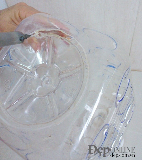 Bước 3: Khoét bỏ tiếp phần đáy can nhựa.