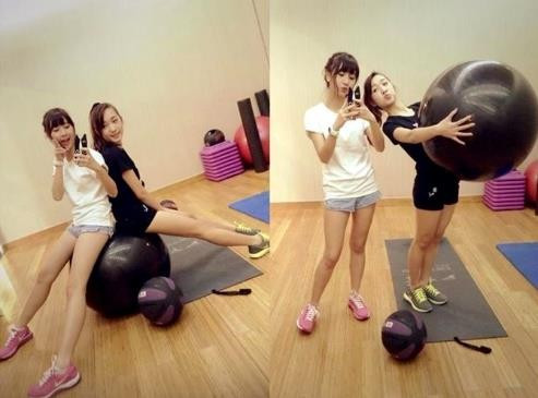 Quỳnh Anh Shyn và Emily là 2 hot girl có thân hình mảnh khảnh. Tuy nhiên, cả hai cũng chăm chỉ luyện tập, áp dụng các chế độ ăn kiêng, giữ dáng. Trang phục được họ lựa chọn không khoe đường cong nhưng toát lên vẻ khỏe khoắn, năng động.