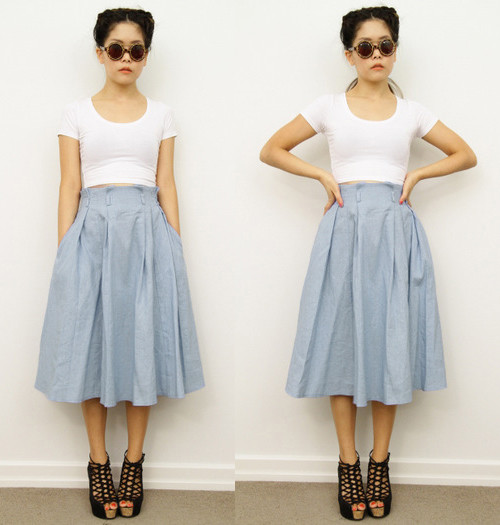 Chân váy denim midi đính cúc mang lại cho người mặc vẻ đẹp nữ tính, đậm phong cách vintage cổ điển.