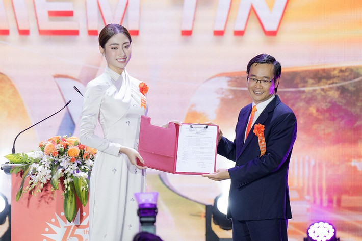 Nàng hậu chia sẻ: “Lương Thuỳ Linh xin cảm ơn trường Đại học Đại Nam đã giúp Linh thực hiện được ước mơ trở thành giảng viên đại học của mình. Linh xin hứa sẽ đóng góp nhiệt huyết của mình cho sự phát triển của trường Đại học Đại Nam nói riêng và sự nghiệp giáo dục của quốc gia nói chung”.