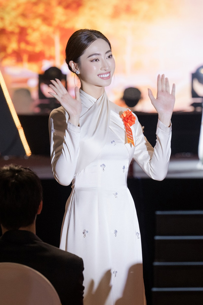Hoa hậu Lương Thùy Linh được giới thiệu đến với buổi lễ như khách mời trang trọng, đầy vinh dự và tự hào. Vốn là một nàng hậu GenZ tài năng, không chỉ có kỹ năng trên sàn diễn hay sân khấu, Lương Thùy Linh còn được đánh giá cao bởi học vấn “đỉnh chóp”.