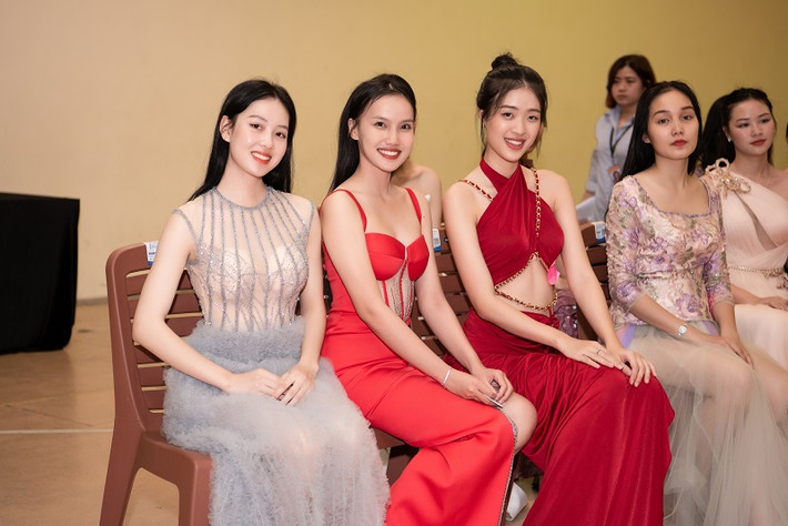 Thùy Tiên động viên các thí sinh bình tĩnh, chuẩn bị cho vòng thi quan trọng sắp tới.