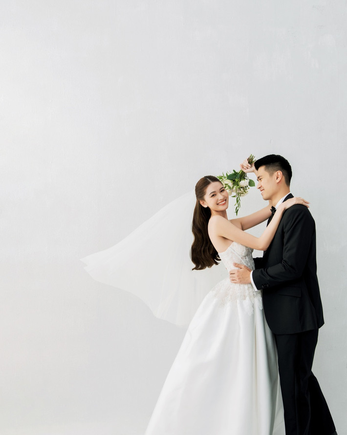 Chú rể doanh nhân lịch lãm với vest tối màu. Anh có chiều cao 1,83 m, vẻ ngoài điển trai. "Tôi khá kín tiếng về chuyện tình cảm hơn 4 năm qua nên chỉ gia đình, bạn bè thân thiết mới biết chân dung ông xã. Vì thế, trước buổi chụp ảnh, khi cả hai ngồi chờ trang điểm, ê-kíp cứ ngỡ chú rể là người mẫu vì anh có chiều cao nổi trội", Thùy Dung nhớ lại.