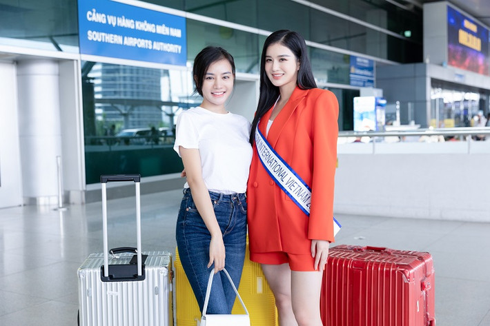 Á hậu Hoàn cầu Việt Nam 2022 Nguyễn Nga (Nguyễn Thị Nga) sở hữu chiều cao 1m74, số đo hình thể 89-62-92 cm. Trước khi đăng quang Á hậu 2 cuộc thi Hoa hậu Hoàn cầu Việt Nam 2022, Nguyễn Nga được biết đến với vai trò người mẫu, MC và diễn viên.