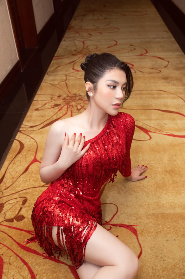 Người đẹp gây chú ý khi ra mắt các ca khúc: "Là vì cô ta", "Em chọn độc thân", "Như chưa bao giờ yêu". Gần đây Lily Chen ra mắt dự án âm nhạc "Sinh ra để cô đơn".