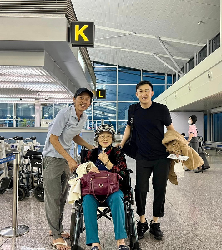 Dương Triệu Vũ vừa chia sẻ hình ảnh mới nhất của danh hài Hoài Linh. Theo đó, nam nghệ sĩ có mặt ở sân bay để tiễn mẹ và em trai về Mỹ. Trong ảnh, Hoài Linh ăn mặc giản dị, vóc dáng gầy gò.