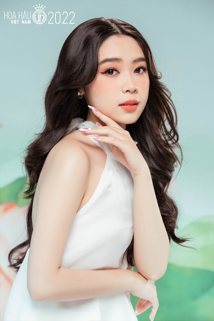 Bộ ảnh mới được thực hiện với tone màu hồng và trắng. Đây cũng là màu sắc thân thuộc của Hoa hậu Việt Nam từ trước đến nay.