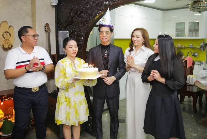 Tuy nhiên, nam danh ca được nhiều anh em, đồng nghiệp, học trò, con nuôi đến chúc mừng như: ca sĩ hải ngoại Ngô Khả Tú, ca sĩ Lương Gia Huy, ca sĩ Hoàng Châu, Hồ Phương Liên, Quang Như Ý, S Quang Ngọc...