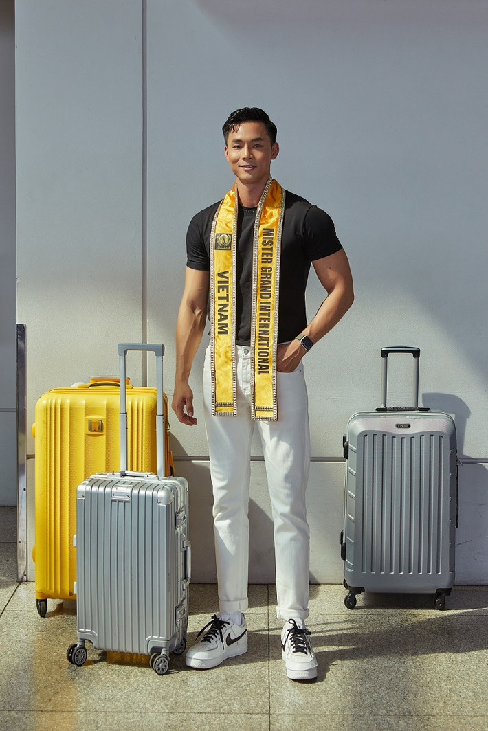 Vũ Linh tiết lộ anh mang theo gần 100kg hành lý.