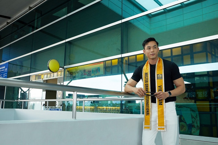 Chia sẻ về cảm xúc trước giờ bay, Á quân Người mẫu Thời trang Việt Nam 2018 cho biết, anh cảm thấy rất hồi hộp vì đây là lần đầu đi xa một mình và tham gia cuộc thi quốc tế lớn như vậy. Bên cạnh đó, anh có phần áp lực khi là đại diện Việt Nam dự thi ở đấu trường nhan sắc này.