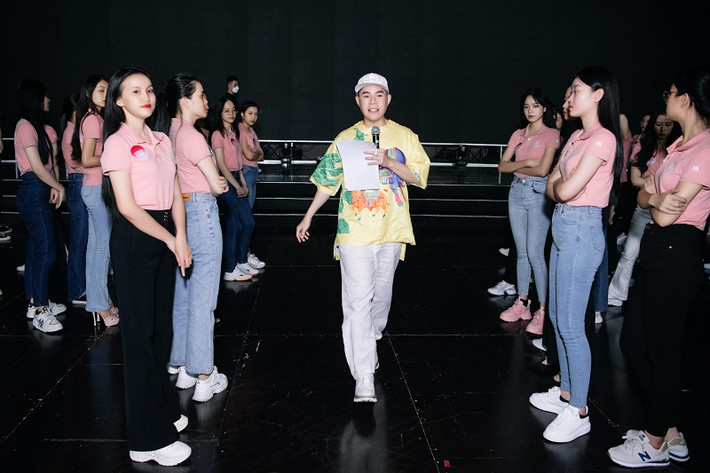 Thêm vào đó, các phần thi vốn có của Hoa hậu Việt Nam vẫn được giữ nguyên và kết hợp cùng những tiết mục của nghệ sĩ khách mời.