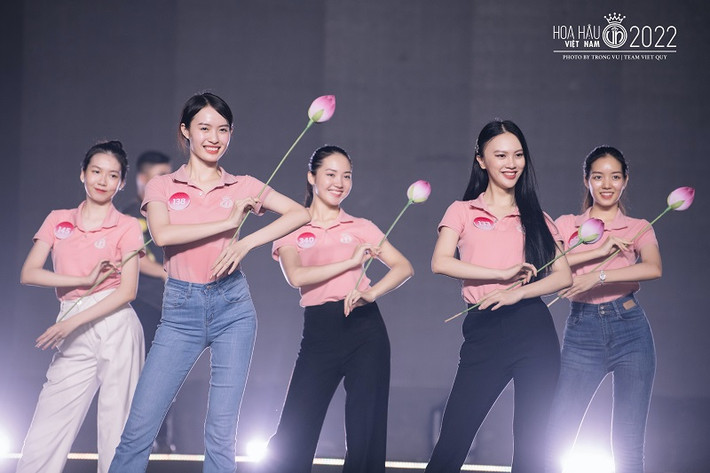 Trước giờ G, các thí sinh cũng như dàn nghệ sĩ đều tất bật ôn luyện và chuẩn bị thật kỹ cho một trong những đêm thi quan trọng nhất của cuộc thi.