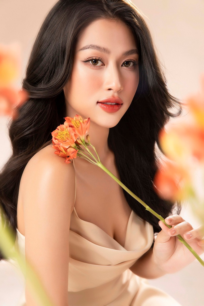 Có thể thấy, từ những phong cách khá chững chạc của Miss Grand Vietnam cho đến hình ảnh thanh lịch hay dịu dàng cô nàng đều có thể “cân” tất cả.