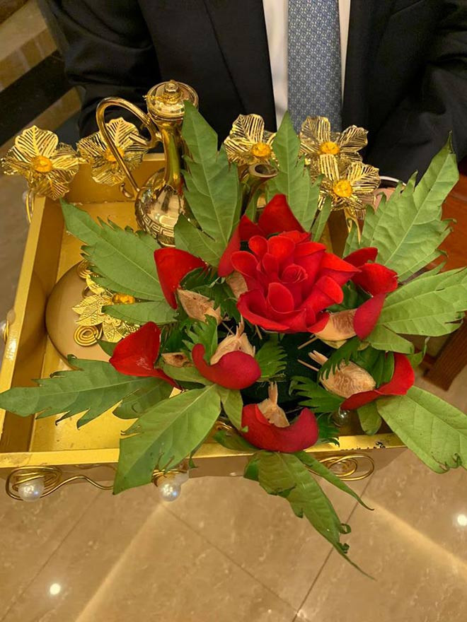 Trầu têm cánh phượng được đặt trong khay vàng cho thấy sự chú tâm tới ý nghĩa của ngày lễ ăn hỏi. Nữ ca sĩ Đinh Hiền Anh sinh năm 1978 và là ca sĩ theo dòng nhạc trữ tình.