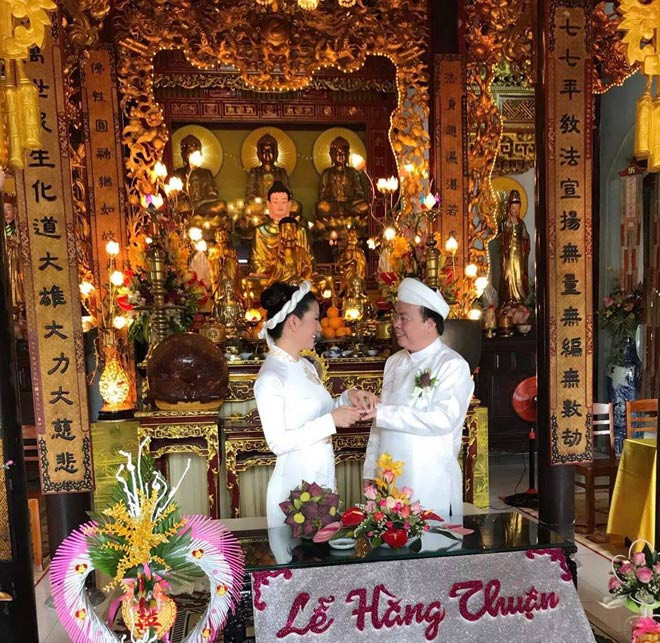 Trước khi tổ chức lễ cưới tại Vinh, ca sĩ Đinh Hiền Anh và vị hôn phu từng tổ chức lễ Hằng Thuận tại chùa. Lễ Hằng Thuận là lễ cưới được tổ chức tại chùa theo nghi thức Phật giáo.