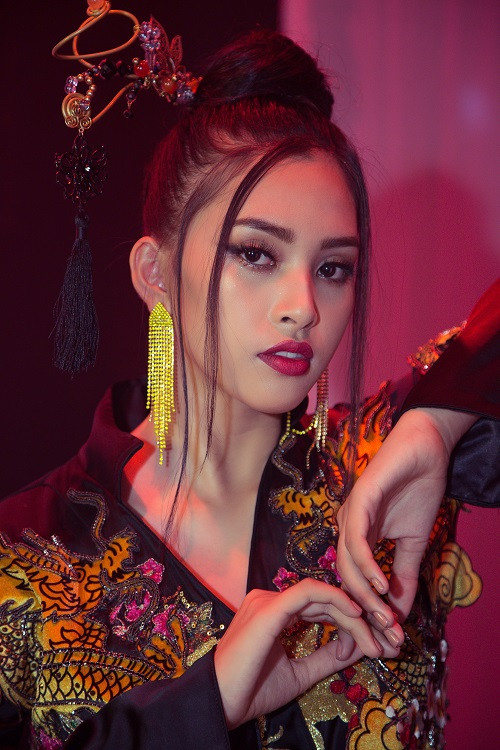 Trước phần thi tài năng, Trần Tiểu Vy cũng mang điệu múa chầu văn, một loại hình nghệ thuật cổ truyền của Việt Nam gắn liền với nghi thức hầu đồng đến với Miss World 2018.