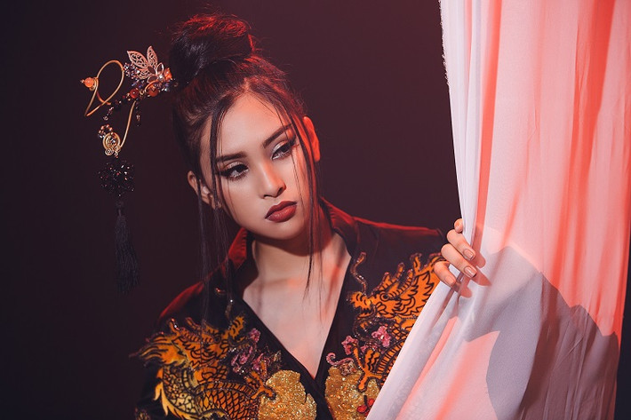 Chia sẻ lý do chọn bản hit của Sơn Tùng, Tiểu Vy cho biết: “Lạc trôi là một bài hát khá nổi tiếng, đạt 5 triệu lượt xem ngay ngày đầu ra mắt. Một MV Việt Nam đạt được số lượt view cao như vậy cũng là một điều đáng tự hào. Thông qua phần thi tài năng lần này, Vy muốn giới thiệu âm nhạc Việt Nam đến với thế giới”.