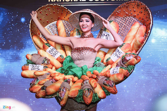 Bộ trang phục như lột xác so với phiên bản đầu tiên, trông đẹp và tinh tế hơn. Hoa hậu H'Hen Niê cũng biểu cảm vui tươi để phù hợp với thần thái của bộ đồ.