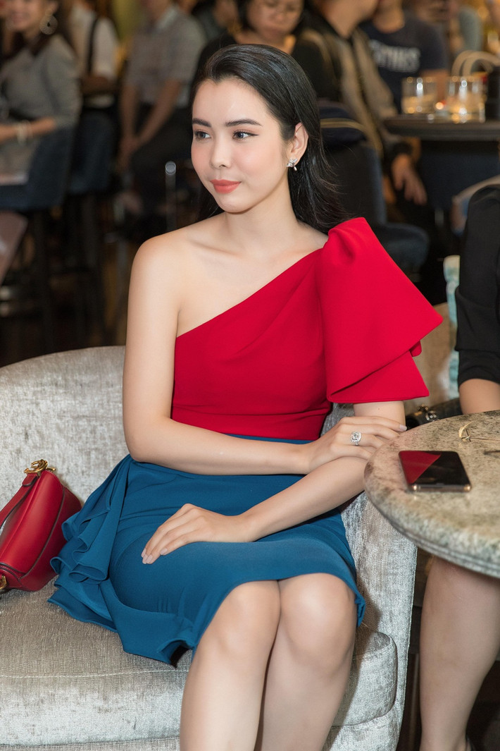 Được biết, trong show thời trang AMI Fashion Shows với chủ đề "Tôi đi giữa hoàng hôn" sắp tới, Huỳnh Vy sẽ đóng vai trò là gương mặt mở màn cho show diễn.