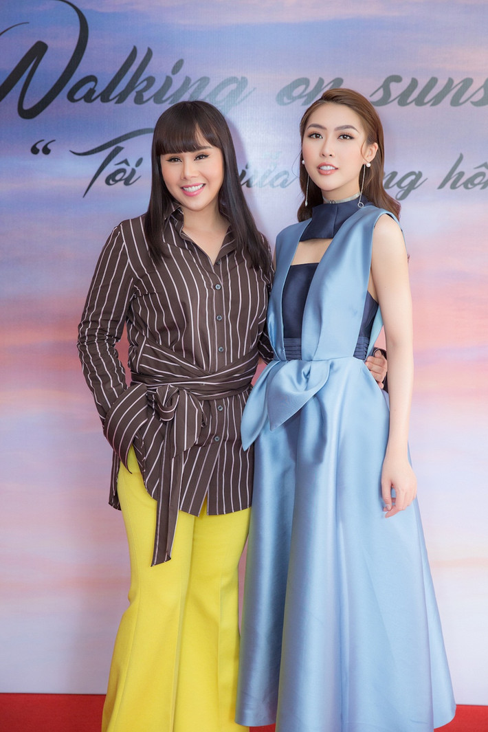 Tường Linh chụp ảnh cùng Hoa hậu Hằng Nguyễn.