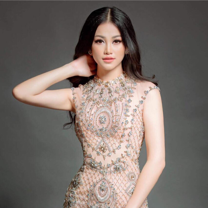Phương Khánh đang trở thành cái tên hot sau khi đăng quang cuộc thi Miss Earth - Hoa hậu Trái đất 2018. Đại diện Việt Nam nhận được nhiều lời khen ngợi bởi nhan sắc rạng rỡ.