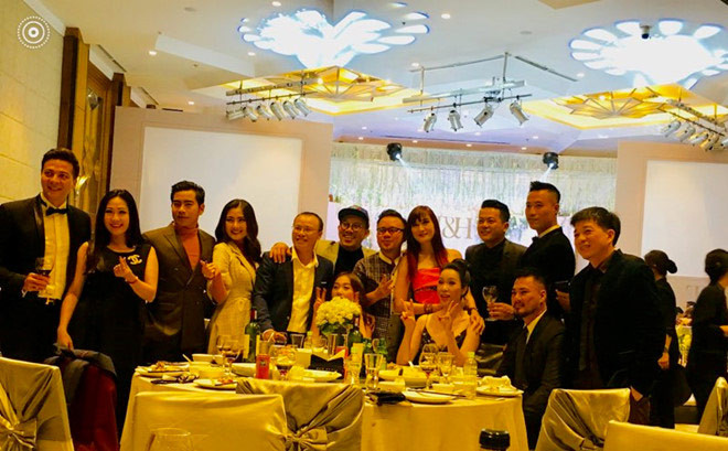Vợ chồng Ngọc Lan, Thanh Bình, diễn viên Hoàng Anh, đạo diễn Minh Tuấn cùng nhiều nghệ sĩ khác tề tựu đông vui quanh bàn tiệc.