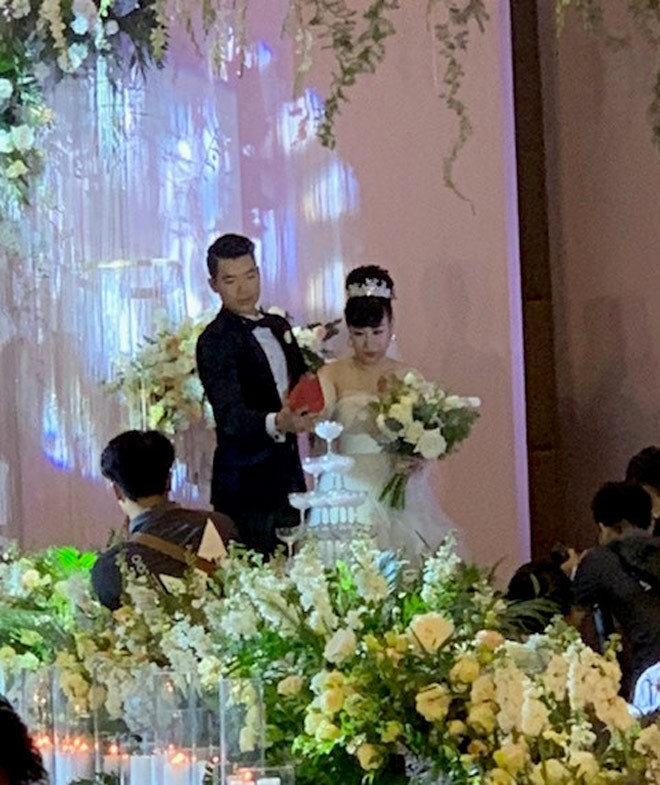 Đám cưới nam diễn viên Trương Nam Thành và nữ doanh nhân Thu Huyền được tổ chức tại khách sạn 5 sao ở Hà Nội vào tối 18.11. An ninh được thắt chặt để đảm bảo riêng tư cho cô dâu, chú rể. Hai bên gia đình thuê rất đông vệ sĩ, kiểm soát khách mời có thiệp mới được vào bên trong tiệc cưới ở tầng 7 của khách sạn. Trương Nam Thành kém tuổi cô dâu nhưng anh không câu nệ chuyện tuổi tác.