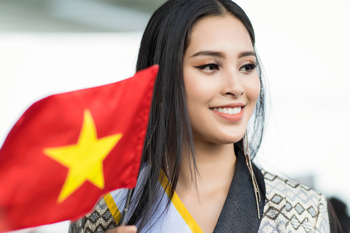 Chiều 9/11, Hoa hậu Trần Tiểu Vy có mặt tại sân bay Tân Sơn Nhất (TP.HCM) để lên đường sang Trung Quốc dự thi Miss Worlds 2018. Cô xuất hiện với nhan sắc thu hút và nụ cười tươi tắn, trên tay cầm quốc kỳ Việt Nam. Tuy nhiên, trang phục của cô tiếp tục bị đánh giá là "lỗi thời", khiến người đẹp 18 tuổi một lần nữa mất điểm về gu thời trang. Trước đó, trong buổi thử đồ cho các hoạt động tại Miss World 2018, loạt váy áo của cô cũng bị chê "sến, rườm rà".