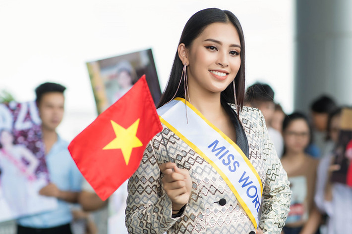Tiểu Vy chỉ có 2 tháng để rèn luyện các kỹ năng trình diễn, ngoại ngữ... trước khi đến với cuộc thi nhan sắc lớn nhất hành tinh. Tuy thời gian chuẩn bị gấp gáp, cô vẫn nhận được nhiều kỳ vọng từ phía ban tổ chức Hoa hậu Việt Nam cũng như khán giả nước nhà.