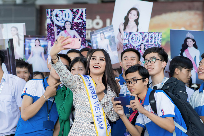 Tiểu Vy vui vẻ chụp hình kỷ niệm cùng người hâm mộ. Cô tròn 18 tuổi, vừa tốt nghiệp THPT nên khá thân thiện cùng các bạn đồng trang lứa.